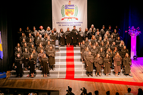 Eternize seu momento especial com nossa Fotografia de Formatura Curitiba. Capturamos suas memórias com estilo e profissionalismo. Agende agora!